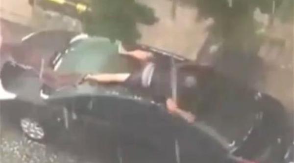 روسي ينام فوق سيارته ليحميها من الجليد