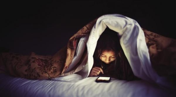 ما خطورة استعمال الهاتف الذكي قبل النوم؟