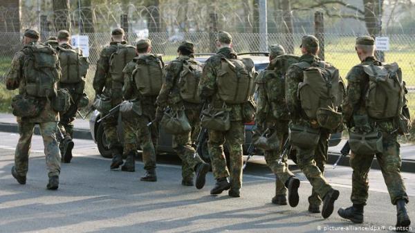 جندي ألماني يلجأ للمحكمة للطعن في قرار تسريحه لرفضه مصافحة زميلته