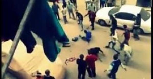 بالفيديو.. رجل يحاول ذبح زوجته والمارة يتدخلون لانقاذها