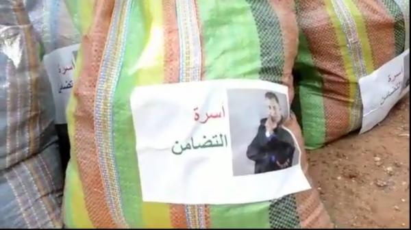 بالفيديو: "الستاتي" يثير الجدل بتوزيع معونات على فقراء في أكياس تحمل صوره