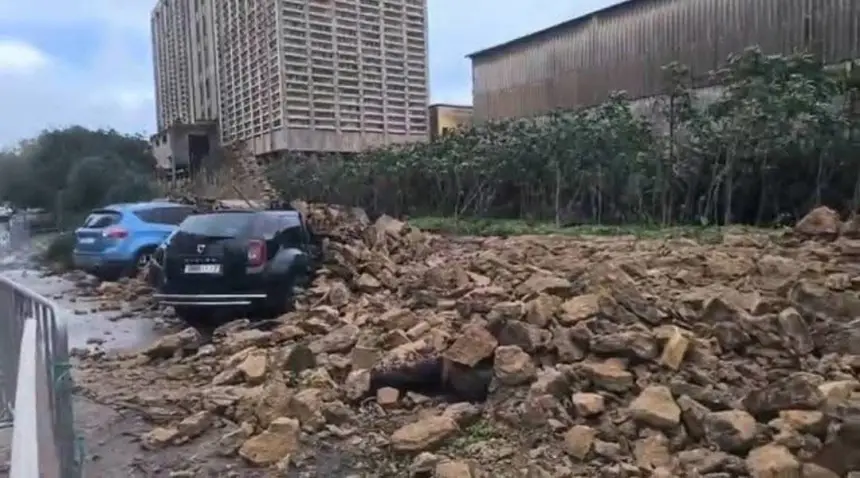 الأمطار الغزيرة تتسبب في انهيار سور بسلا وتسجيل خسائر فادحة في السيارات