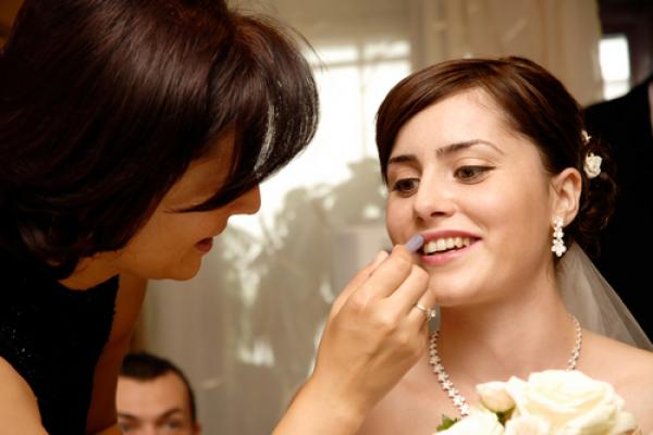 أخطاء بسيطة تتلف مكياج العروس