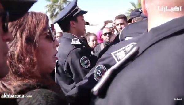 محاصرة معجبة دنيا بطمة..شوفو أشنو دارو ليها