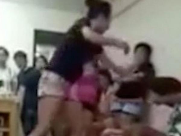 بالفيديو: تايلاندية غاضبة تمارس الكيك بوكسينغ مع عشيقة زوجها