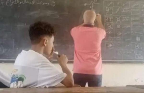 حدث في مصر .. غضب فايسبوكي بعد تدخين طالب لسجارة أمام أستاذه داخل القسم (فيديو)