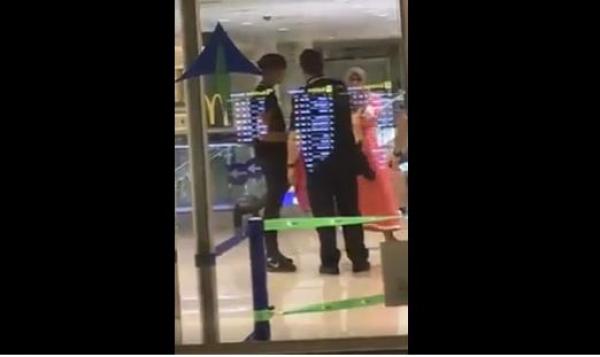 بالفيديو: مغربي يتعرض للإعتداء من طرف شرطة مطار برشلونة