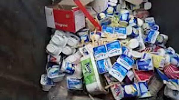 مغربي يكشف عن كميات كبيرة من منتوج دانون مرمية داخل حاوية للأزبال