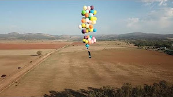 على طريقة أفلام الكارتون... مغامربريطاني يحلق في السماء بكرسي مربوط بمئة بالونة