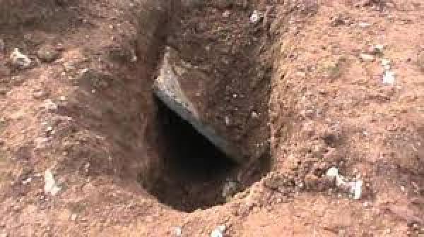 هدشي لي بقا... اعتقال 5 أشخاص بحوزتهم بندقية يستخرجون الكنوز من داخل مقبرة