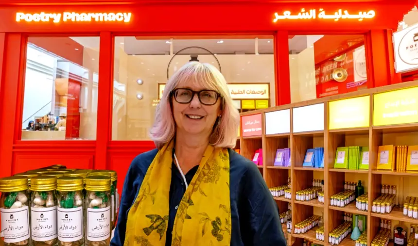 جرعات لعلاج الروح.. "صيدلية الشعر" تثير دهشة زوار معرض الشارقة الدولي للكتاب