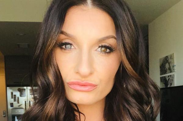 فتاة تتخلى عن مهنة الطب لسبب غريب!