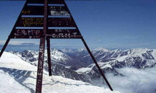 وفاة مواطنة ألمانية جراء عاصفة ثلجية أثناء صعودها إلى قمة جبل توبقال