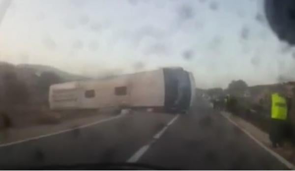 فاجعة قبل العيد ..انقلاب حافلة لنقل الركاب نواحي أكادير يتسبب في قتلى و جرحى