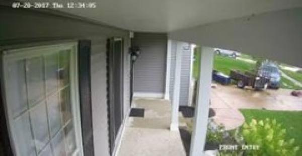 بالفيديو.. مشهد مذهل لإعصار يرفع سيارة ودراجة عن الأرض