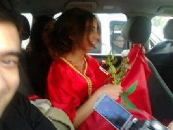 بالصور: دنيا باطمة نجمة عرب أيدول تحظى باستقبال جماهيري كبير في مطار محمد الخامس بالدار البيضاء