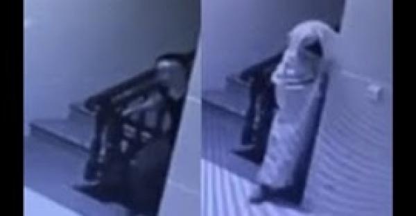 بالفيديو.. لص غبي يتظاهر بأنه «عفريت» ليهرب من مسرح الجريمة