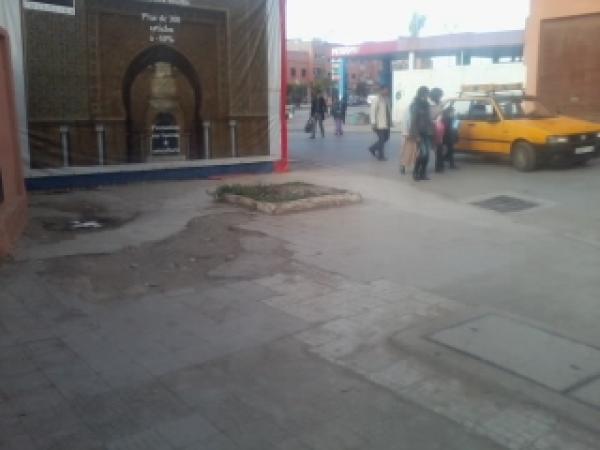 سلطات بني ملال ترخص لشركة باحتلال الرصيف وفي نفس الوقت تحارب الفراشة