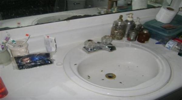 الشرطة الأمريكية تعتقل أماً بسبب إهمالها لنظافة بيتها