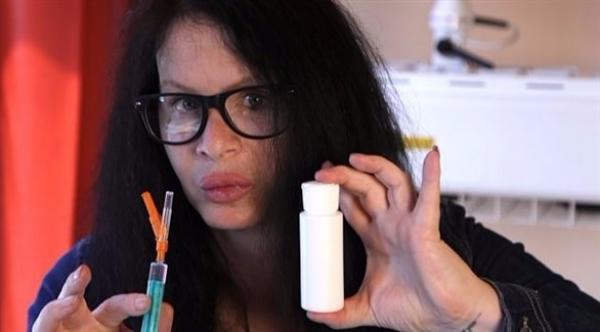 تحقن نفسها بالبكتيريا لتمنع ظهور علامات الشيخوخة