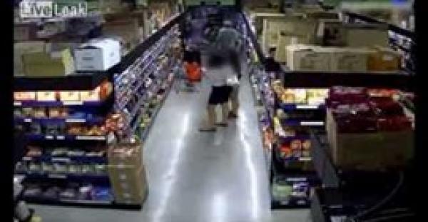 بالفيديو.. شاهد ماذا فعلت فتاة مع شاب حاول تصويرها