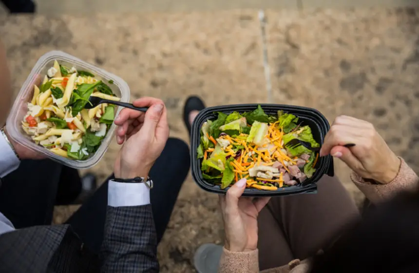 دراسة تحذر:تناول الطعام من العبوات البلاستيكية يهدد حياتك!