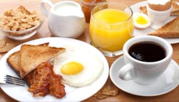خبراء تغذية ينصحون بعدم تناول البيض مع الشاي أو القهوة على الإفطار