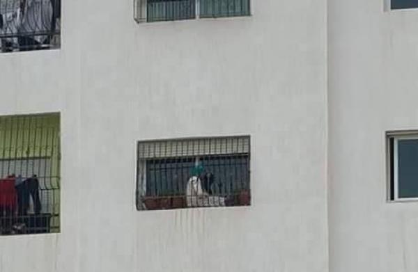 خادمة مغربية تظل عالقة في النافذة طيلة 3 ساعات و السبب غريب (صور)
