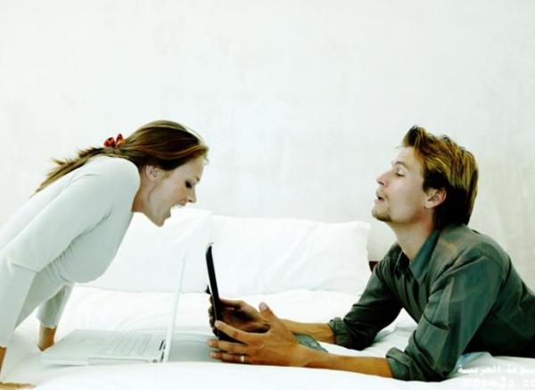 هكذا تكتشفين خيانة زوجك لك عبر الانترنت