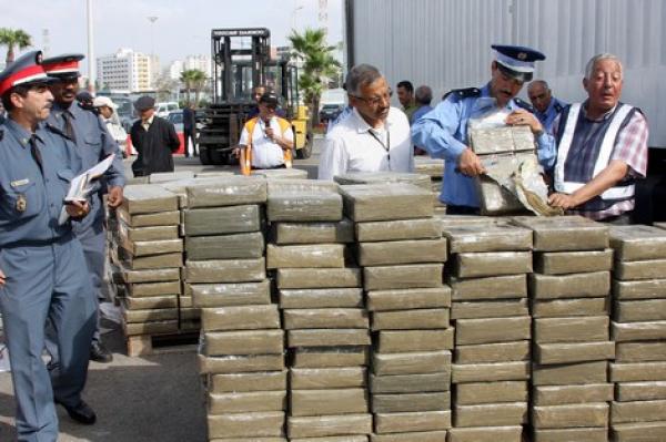 يحدث الآن بأكادير: عناصر الجمارك منهمكة في تحديد وزن كميات هامة من المخدرات ضبطتها داخل شاحنة محملة بالبطاطس