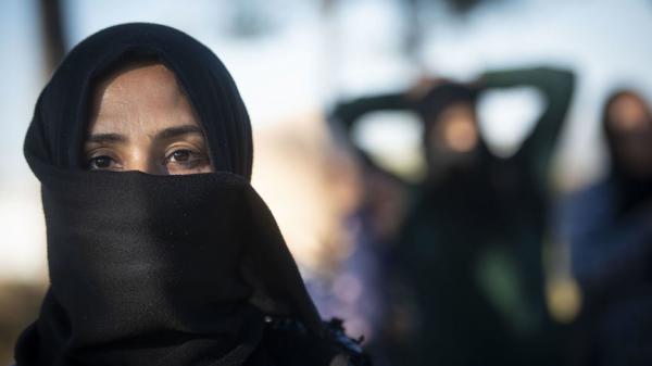 تحقيق خطير بالصور الصادمة لصحيفة إسبانية يؤكد استغلال العاملات المغربيات جنسيا في الحقول الاسبانية