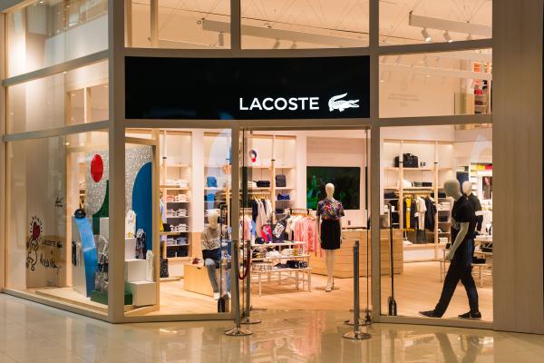 بعد أزمة المغرب.. شركة "لاكوست" الفرنسية تغضب المصريين لهذا السبب!(صورة)