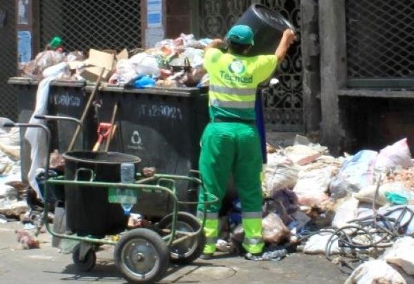 عمال النظافة.. عيون ساهرة على نظافة الأحياء في زمن كورونا