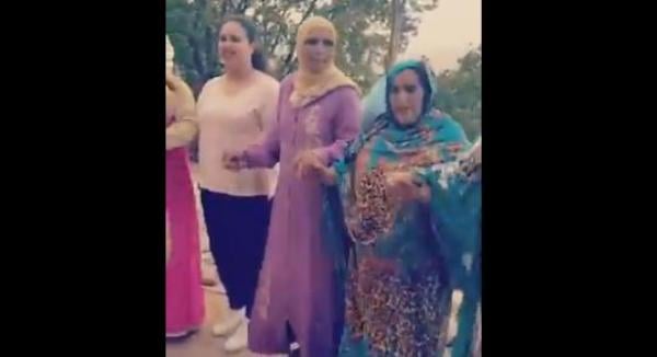 سكينة مرات المصطفى ترقص على إيقاعات الموسيقى الأمازيغية