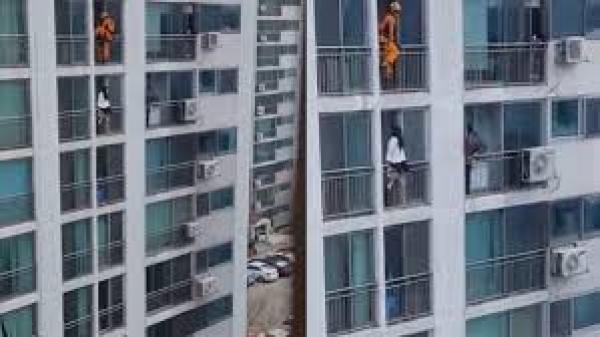 بالفيديو .. رجل مطافئ ينقذ فتاة من الانتحار بطريقة مدهشة