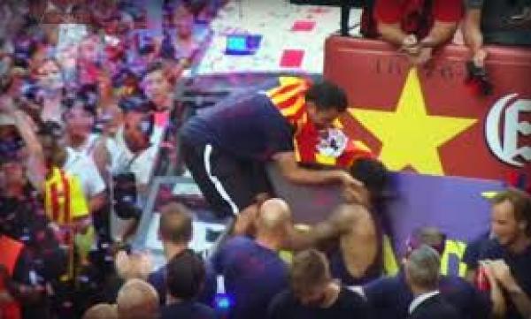 بالفيديو: تشافي "المخمور" كاد يتسبب في كارثة خلال احتفالات البارصا