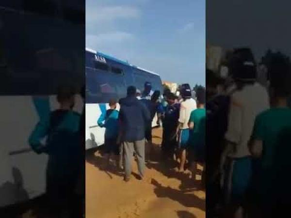 سيول الامطار ب"ولاد داحو" تجرف حافة للنقل العمومي و الركاب ينقذون السائق