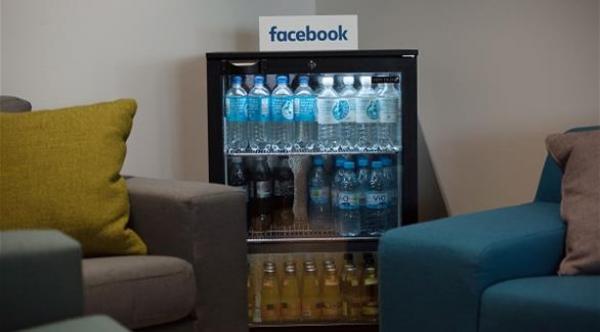 فيس بوك يتيح توصيل الطعام وشراء تذاكر للسينما عبر شبكته