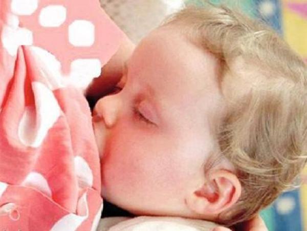 الأطفال الذين يتمتعون بالرضاعة الطبيعية أكثر ذكاءً من غيرهم