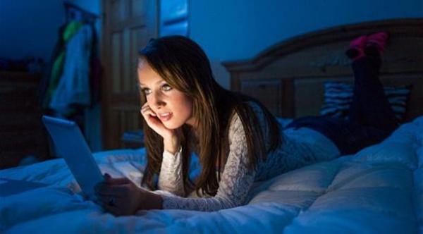 دراسة: القراءة عبر "آي باد" تؤثر سلباً على النوم