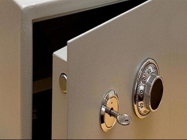 سرقة خزنة حديدية يقود شخصين إلى الاعتقال