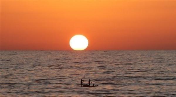 يتمكنان من البقاء 29 يوماً على قيد الحياة تائهين في البحر بفضل "البرتقال وجوز الهند"