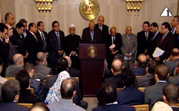 نتائج حوار مرسي مع الشخصيات السياسية: الاستفتاء على الدستور في موعده والغاء الاعلان الدستوري