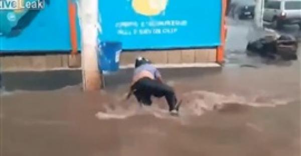 بالفيديو.. شاب ينجو بأعجوبة من مياه الفيضانات