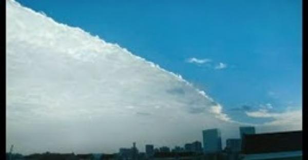 لقطات مذهلة لسحابة تقسم السماء إلى نصفين (فيديو)