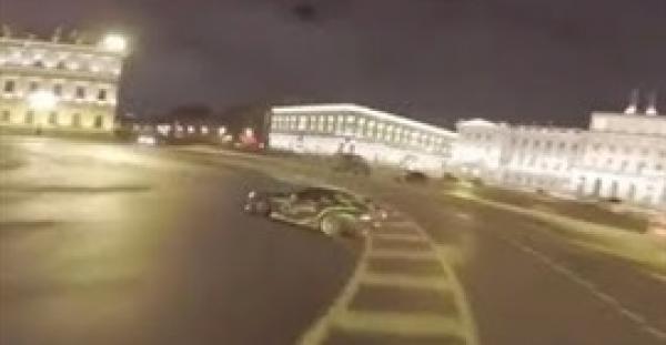شاب ثري يقود سيارته الفارهة بسرعة خطيرة في روسيا