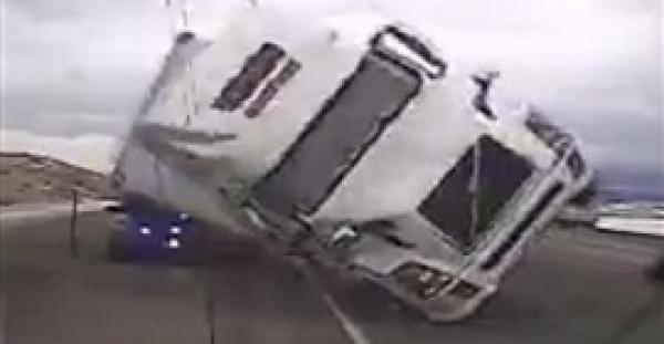 بالفيديو .. لحظة انقلاب شاحنة عملاقة على سيارة بفعل الرياح