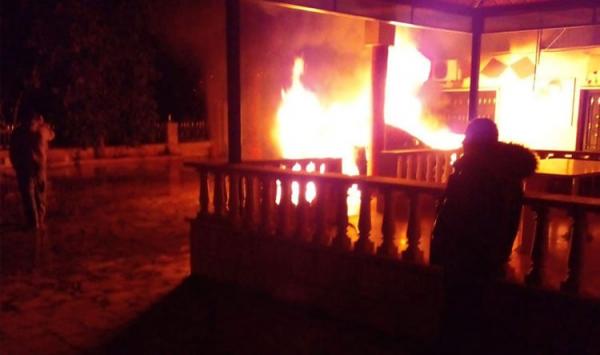 شاب يلقي 3 قنابل على منزل فتاة يحبها لسبب غريب (فيديو)