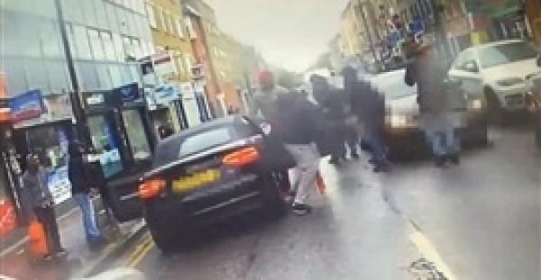 بالفيديو .. عصابة تحاول سرقة سيارة في طريق مزدحم نهارا