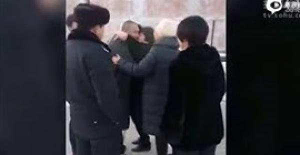 لحظات مؤثرة لمسجون يودع عائلته قبل إعدامه (فيديو وصور)